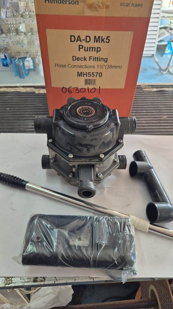 Henderson bilge pump da-d mk5 deck fitting 1" 1/2 x38mm mh5570- bomba de achique henderson modelo da-d mk5 con entrada de 1"; 1/2 a 38mm